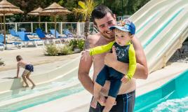 Papa et son fils aux toboggans du camping Les Dunes de Contis