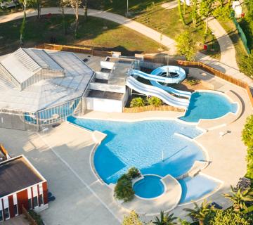 La piscine du camping Bois de Bayadène vu en drone