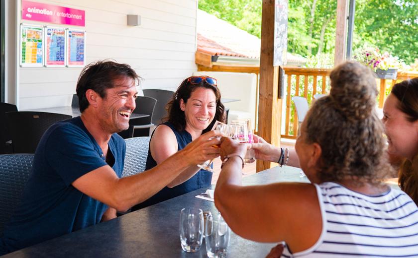 Famille sur la terrasse d'un bar restaurant au Domaine de Soulac