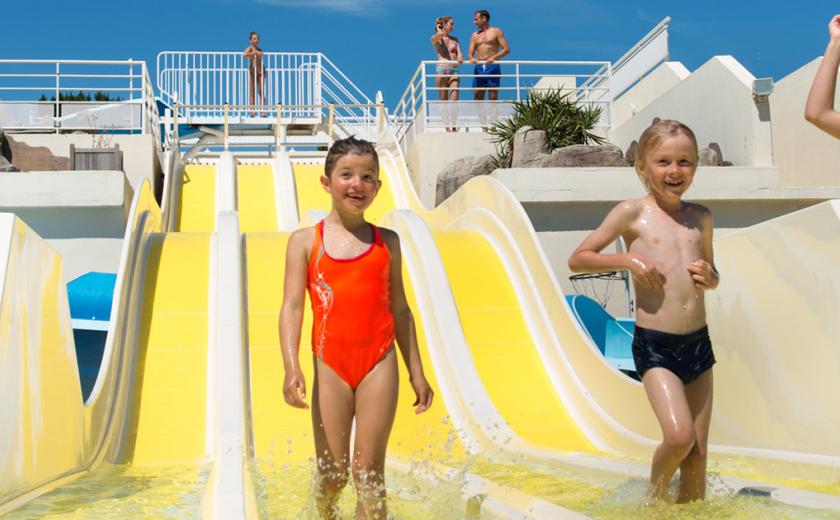 Toboggans à la piscine extérieure du Bois Masson